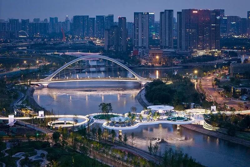 成都漂浮公園，一座橋，九種風景